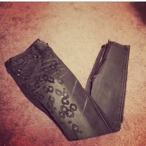 Beautiful patterned grey Express jeans ! 🖤